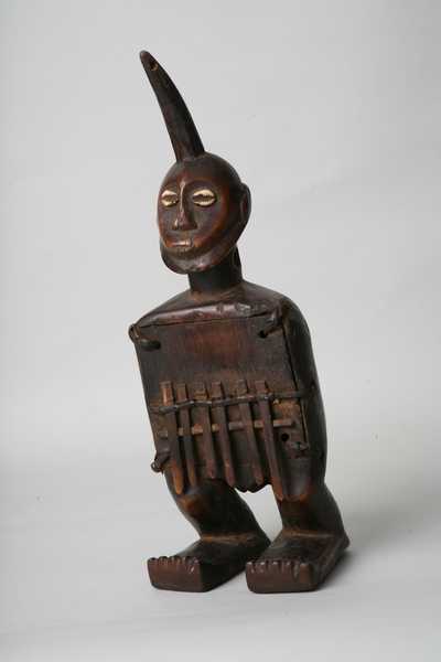 Lega (kalimba), d`afrique : Rép.démoncratique du Congo., statuette Lega (kalimba), masque ancien africain Lega (kalimba), art du Rép.démoncratique du Congo. - Art Africain, collection privées Belgique. Statue africaine de la tribu des Lega (kalimba), provenant du Rép.démoncratique du Congo., 75/     Instrument de musique Lega à lamelles en bois h.t.40 cm.,sous l